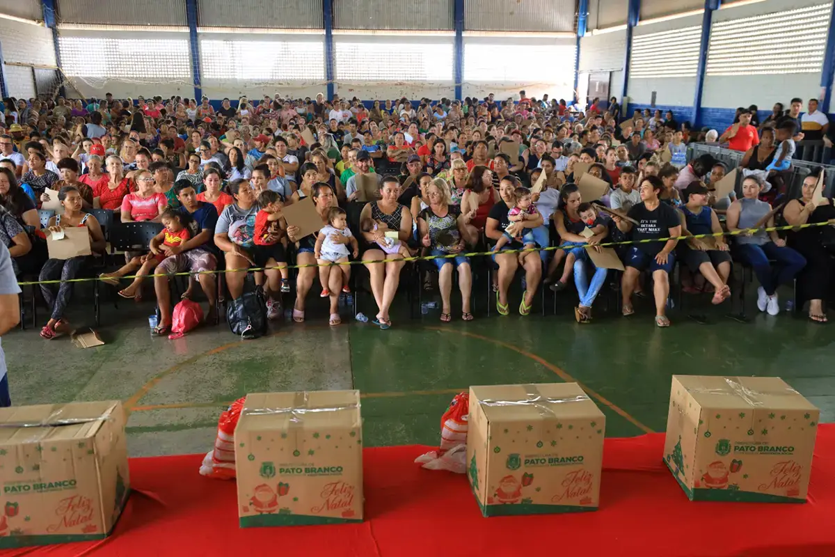 Imagem ilustrativa da imagem Natal Solidário de Pato Branco finaliza entrega de cestas natalinas