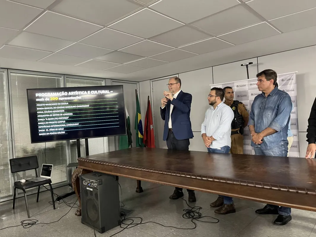 Apresentação do Natal deste ano reuniu autoridades e lideranças de vários segmentos na prefeitura
