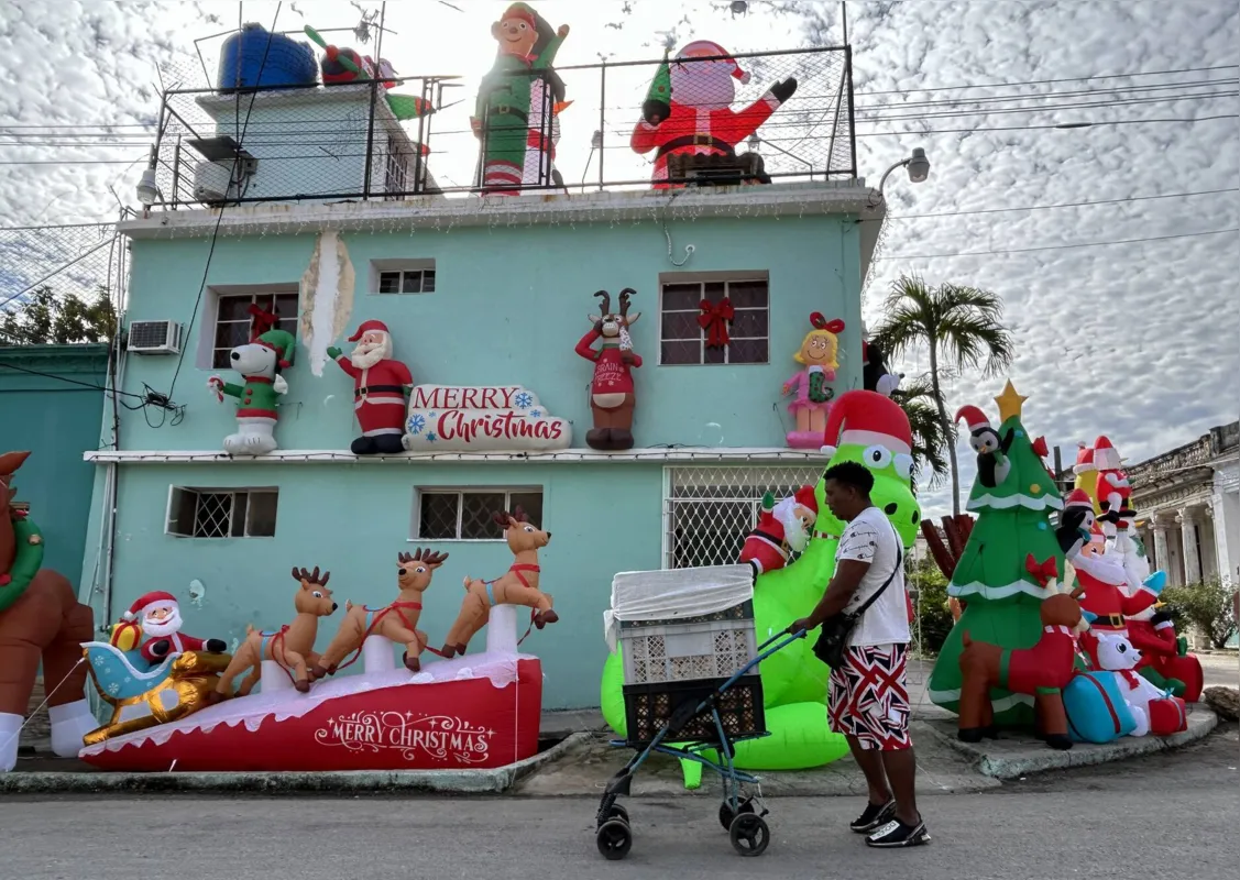 Casa com decorações infláveis ​​de Natal, em Havana, Cuba