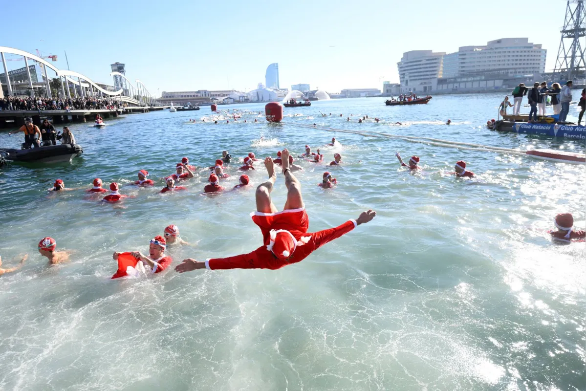 A 114ª edição da prova de natação Copa Nadal (Copa de Natal) no Port Vell de Barcelona,  na Espanha, reuniu cerca de 300 participantes
