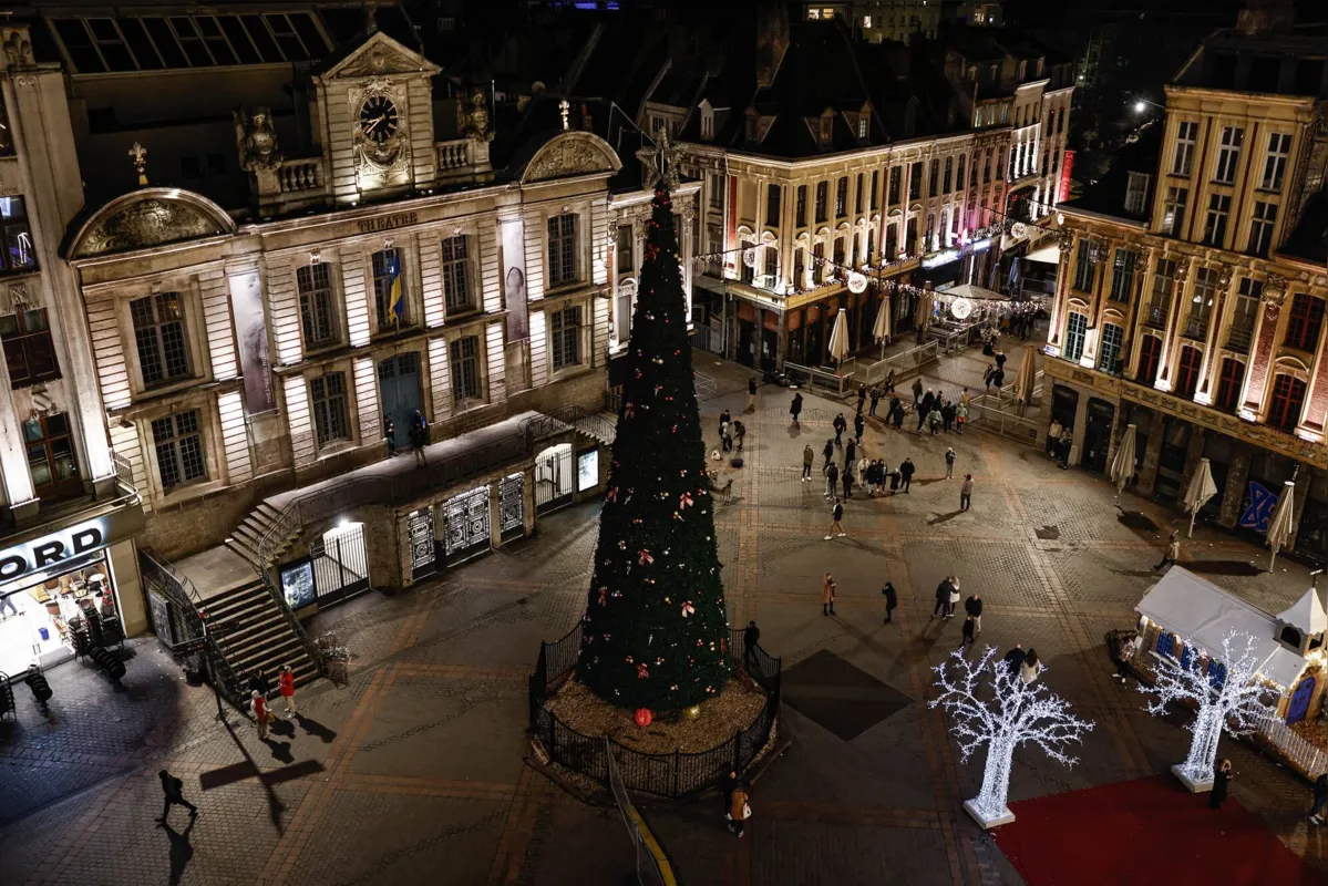 Árvore de Natal na Grand'Place, em Lille, norte da França