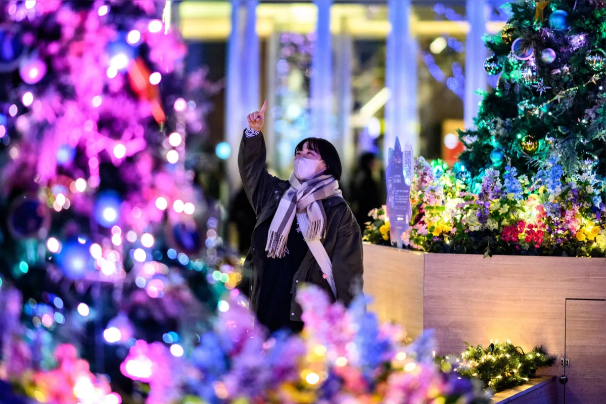 Instalações de luz festivas, na área de Hibiya, em Tóquio, Japão