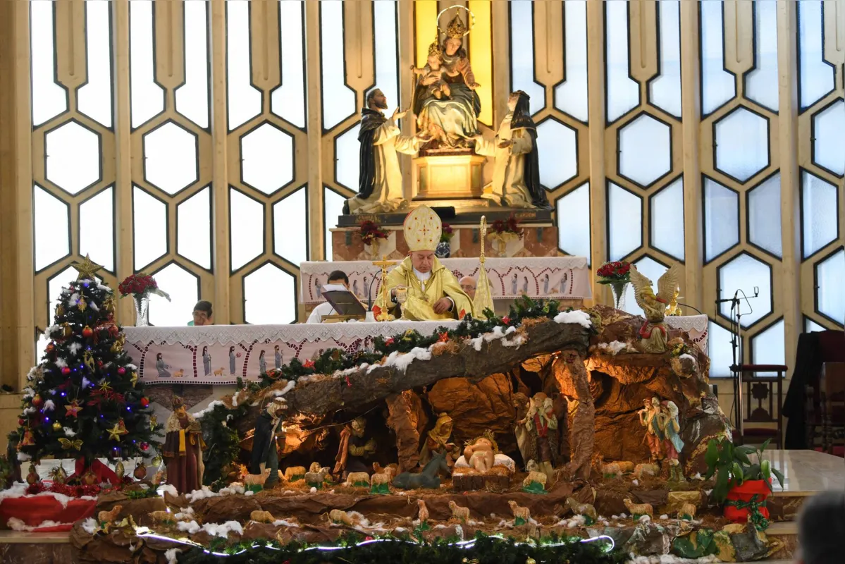 Arcebispo Mor Dionysius Antoine Shahda na missa da manhã de Natal na Igreja Católica Siríaca na cidade de Aleppo, no norte da Síria,