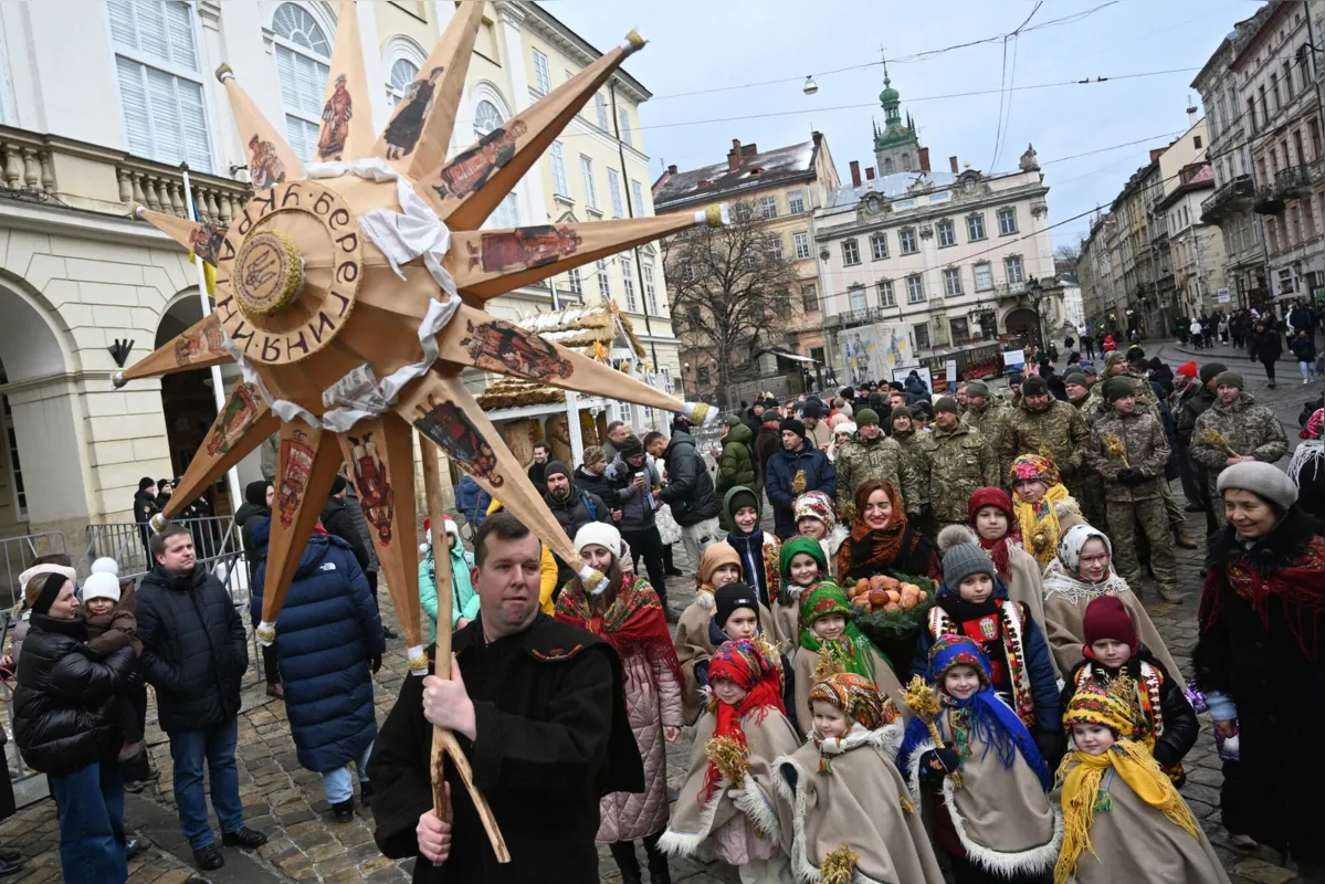 Celebração da véspera de Natal em Lviv, em meio à invasão russa da Ucrânia