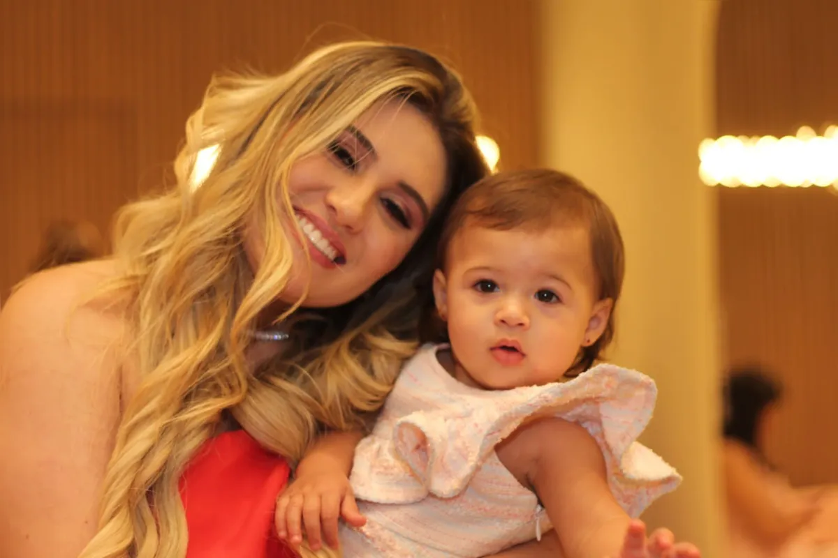 Carol com a filha, Aurora