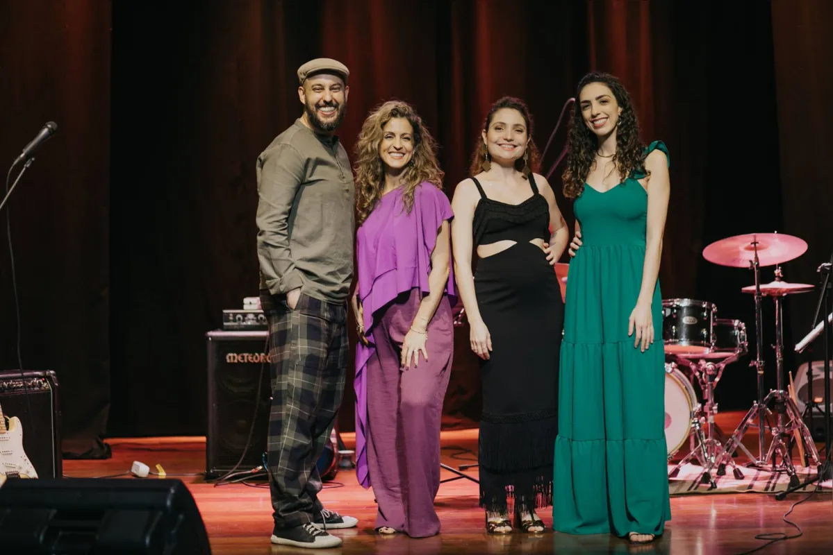 O professor de canto Paulo Vitor Poloni com Marina Madi, Marcelle Terra e Nilma Raquel que fazem o show antes do filme no Villa Rica