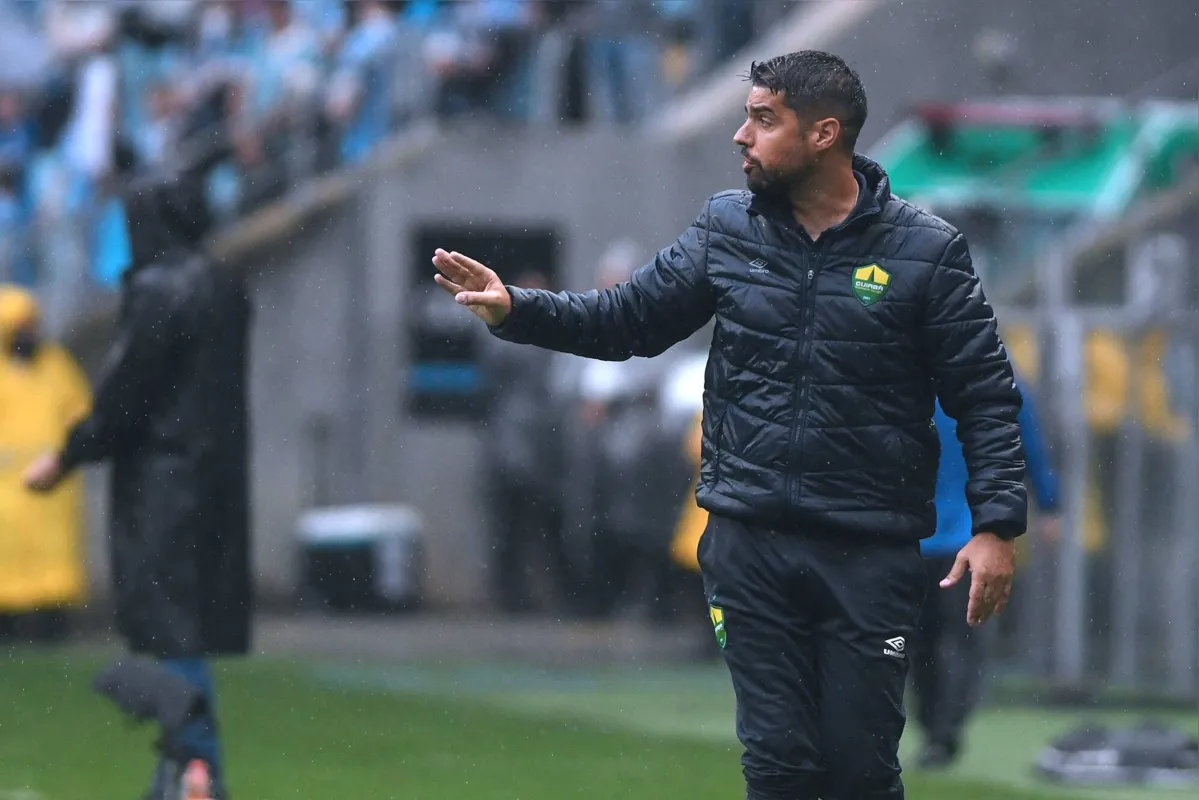 PORTO ALEGRE, RS, 03.09.2023 - GRÃŠMIO-RS-CUIABÃ-MT - AntÃ³nio Oliveira, tÃ©cnico do CuiabÃ¡ durante a partida contra o GrÃªmio, vÃ¡lida pela 22Âª rodada do Campeonato Brasileiro de Futebol 2023, disputada na Arena em Porto Alegre (RS), na manhÃ£ deste domingo (3). (Foto: Edu Andrade/FatoPress/Folhapress)