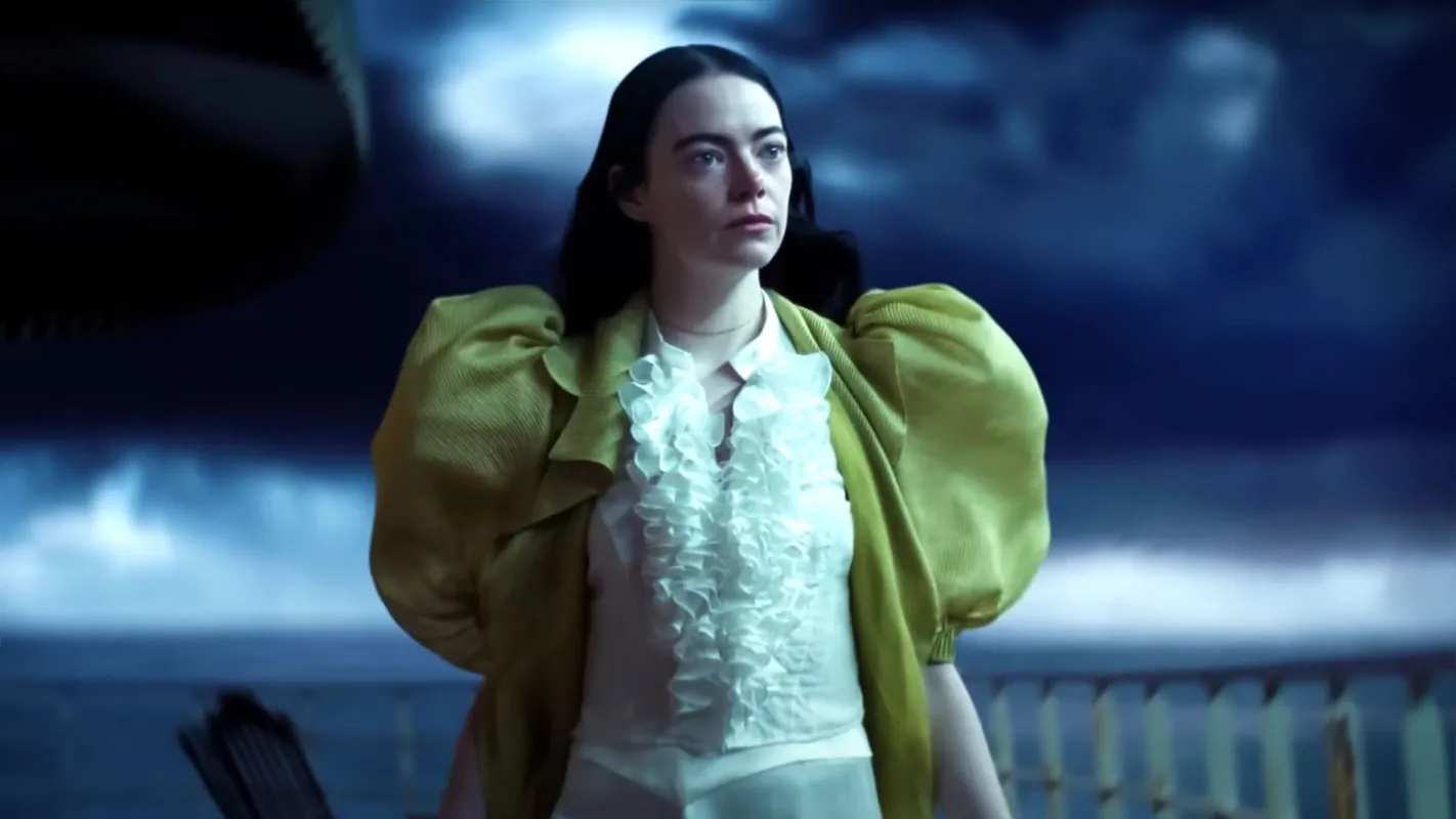 Bella (Emma Stone) em "Pobres Criaturas": o diretor  grego Yorgos Lanthimos revela mais uma vez seu amor pela estética extravagante