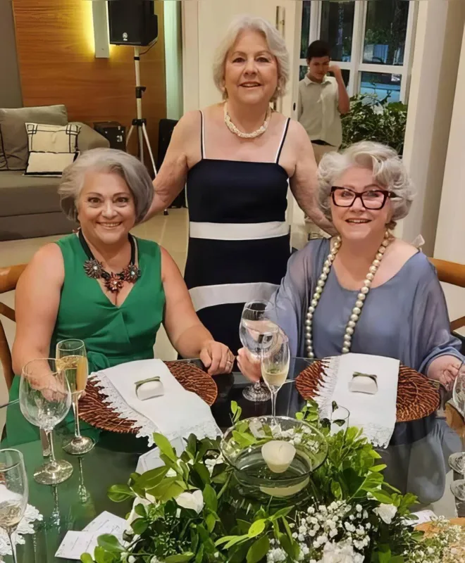 A mãe da noiva Graci Montoza entre as irmãs Fátima Villas Boas de Oliveira e Geo Montoza