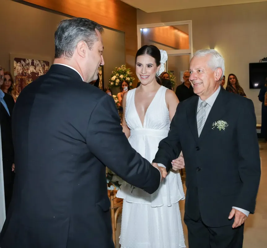 Renata Montoza é conduzida ao altar pelo tio Wesley Villas Boas de Oliveira