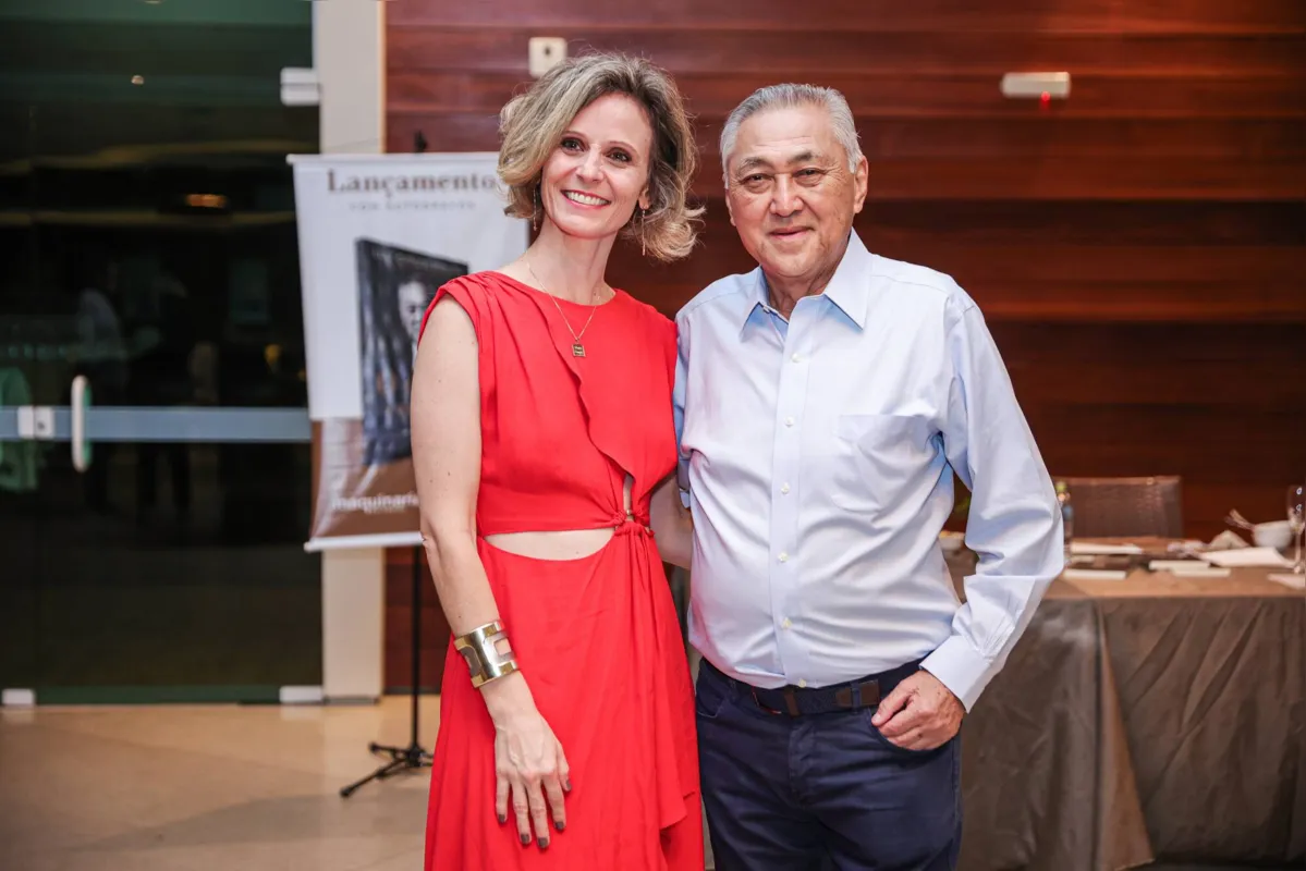 Renata Sturm, editora do livro, com o homenageado da publicação e anfitrião.