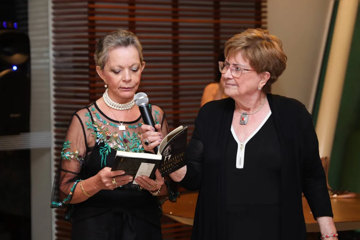 Edina Panichi lendo prefácio escrito por ela para o livro, com Mafalda Bongiovanni