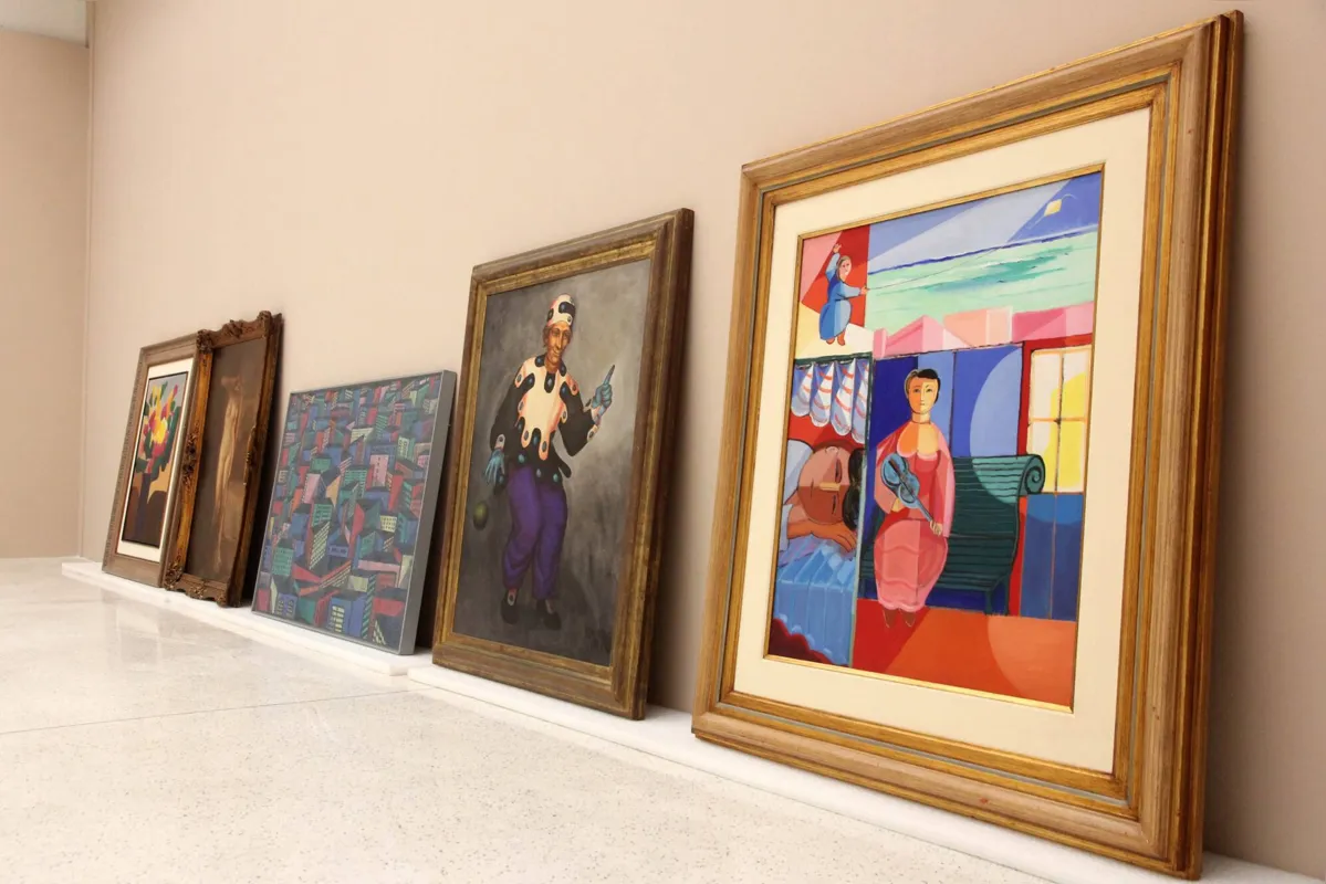 Um dos lotes de obras de arte que foi entregue ao MON para conservação: atualmente, ainda há 230 telas sob a guarda do museu