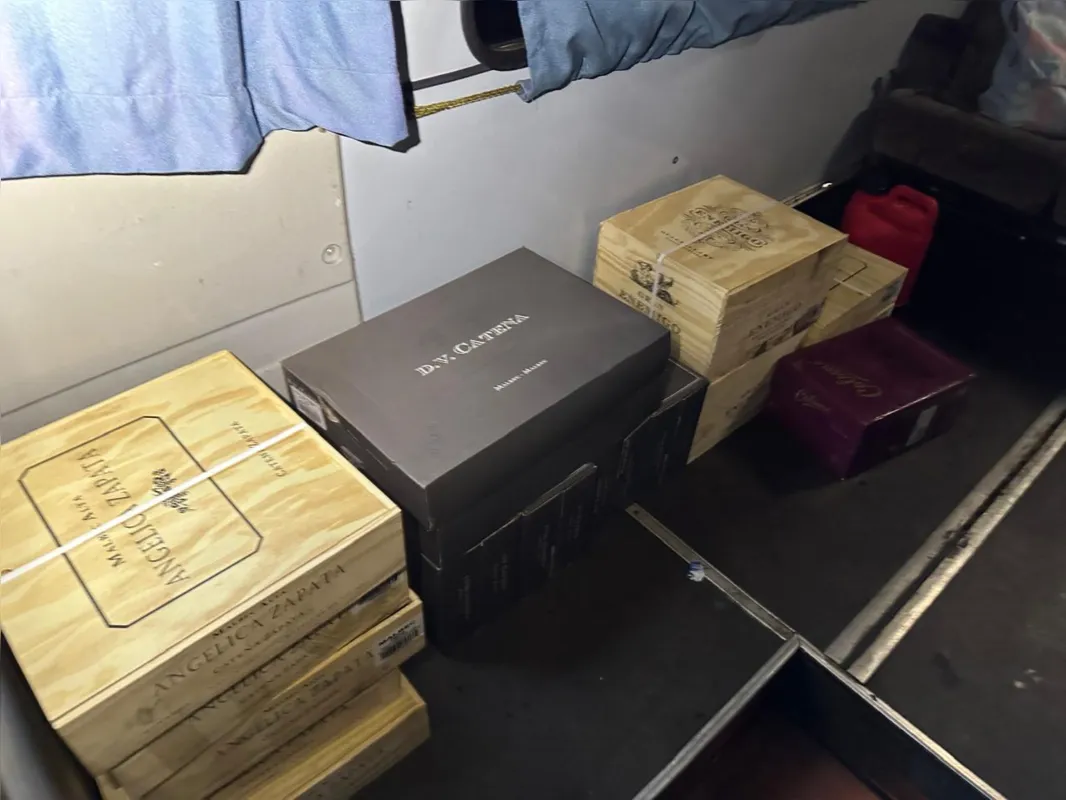 Imagem ilustrativa da imagem Ônibus lotado com vinhos e azeites argentinos é apreendido em Ibiporã