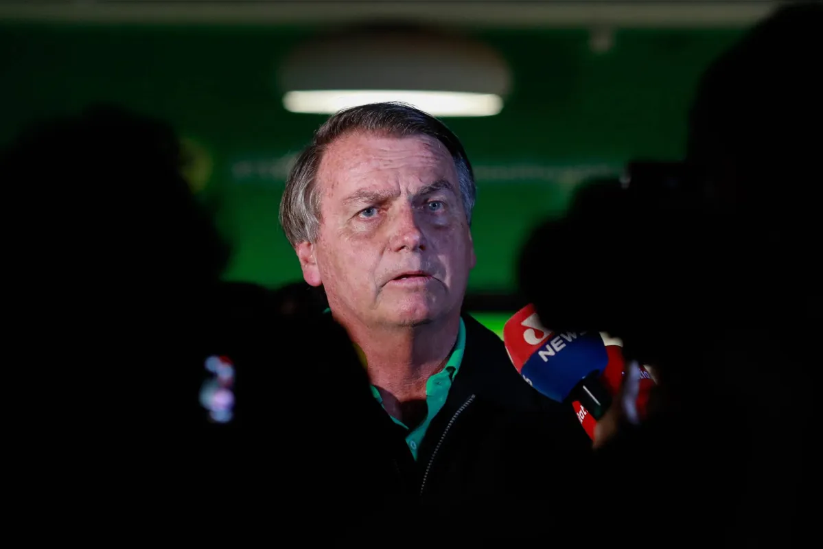 "Saí do governo há mais de um ano e sigo sofrendo uma perseguição implacável", disse Jair Bolsonaro
