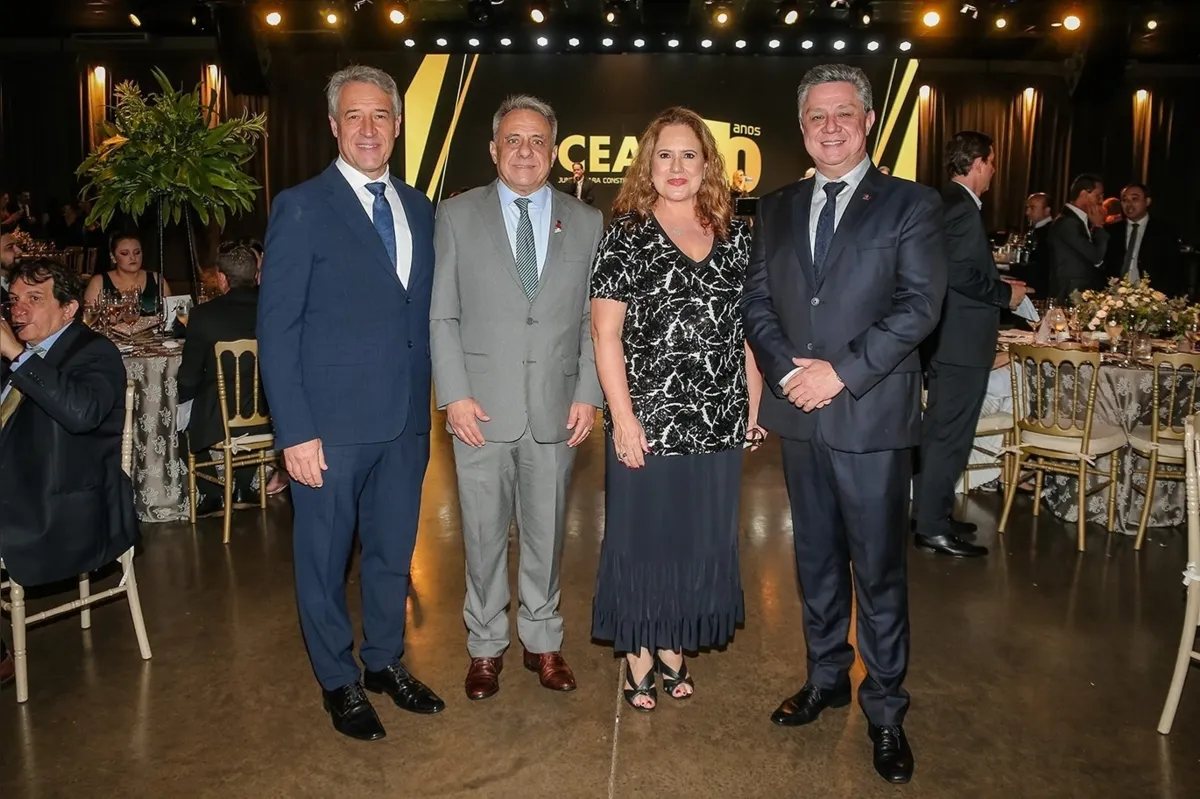 Gerson Guariente (Sinduscon), Angelo Pamplona (presidente ACIL), Rosana Ceribeli Nechar ( presidente da AML), e o anfitrião Brazil Versoza