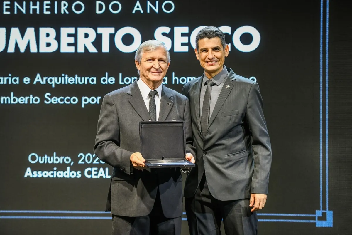 O engenheiro Civil Ney Humberto Secco recebeu o troféu de engenheiro do ano. Na foto, o homenageado com o vice-presidente do CEAL, Marcos Dantas