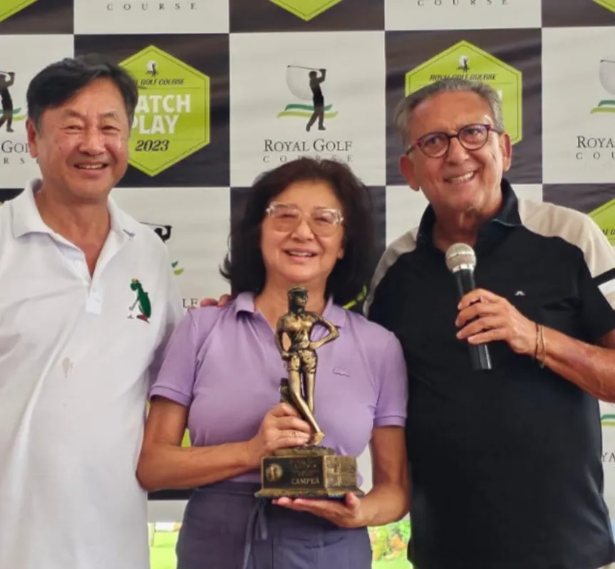 Milton Ogawa, a campeã Tiemi Ogawa e Galvão Bueno durante a premiação