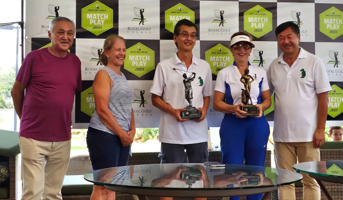 Os vice-campeões Ricardo Nakamura e Ceila Jorge, ladeados pelo diretor presidente do golfe, Luis Carlos Miguita, pela capitã Vera Prando e pelo capitão Milton Ogawa