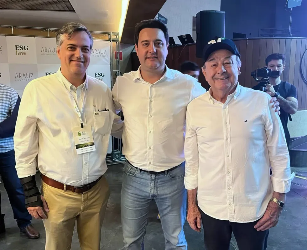 O presidente da ABCZ com o governador Ratinho Jr. e Moacir Sgarioni, superintendente da entidade