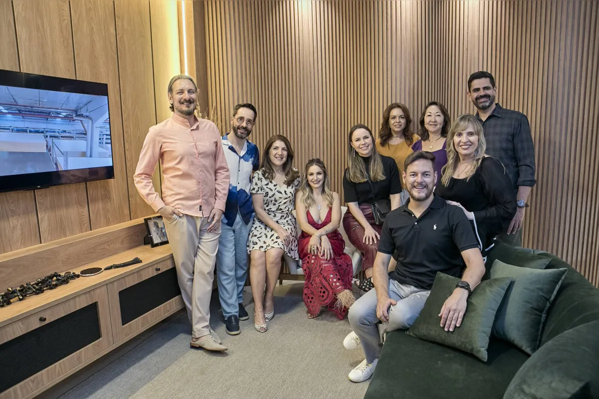 Silvana Januário e Fabiane Simonetto com alguns arquitetos que estiveram presentes, na ocasião