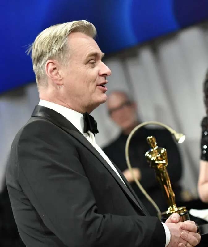 Christopher Nolan com o Oscar de melhor direção por Oppenheimer