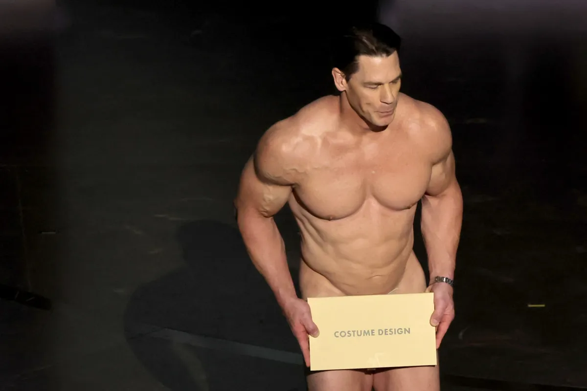 O ator John Cena apareceu pelado durante a entrega do Oscar de melhor figurino, lembrando protesto de ativista LGBTQIA+ 50 anos depois