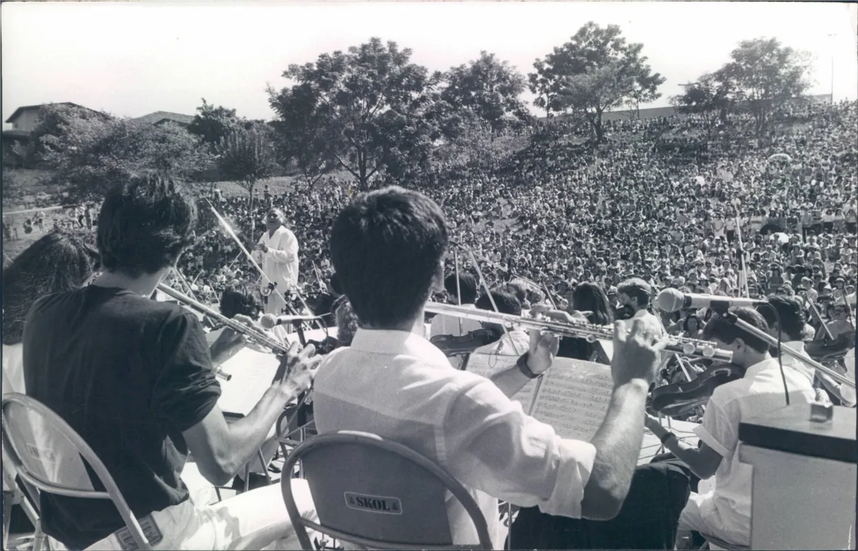 Concerto da Osuel da série  Outono da Paz,  em 4 de maio de 1986, sob a regência do maestro Othônio Benvenuto, no Zerão