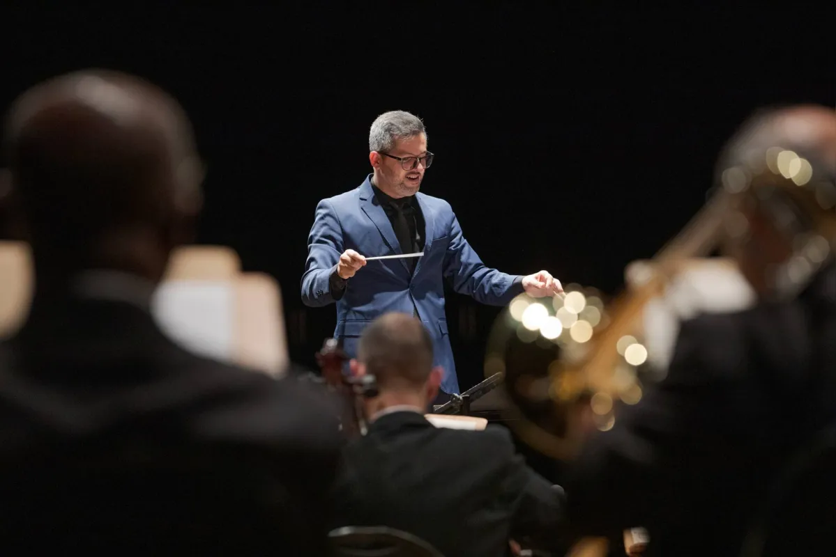 Rossini Parucci, maestro da Osuel, é o primeiro londrinense a assumir a função, ele rege o concerto desta noite