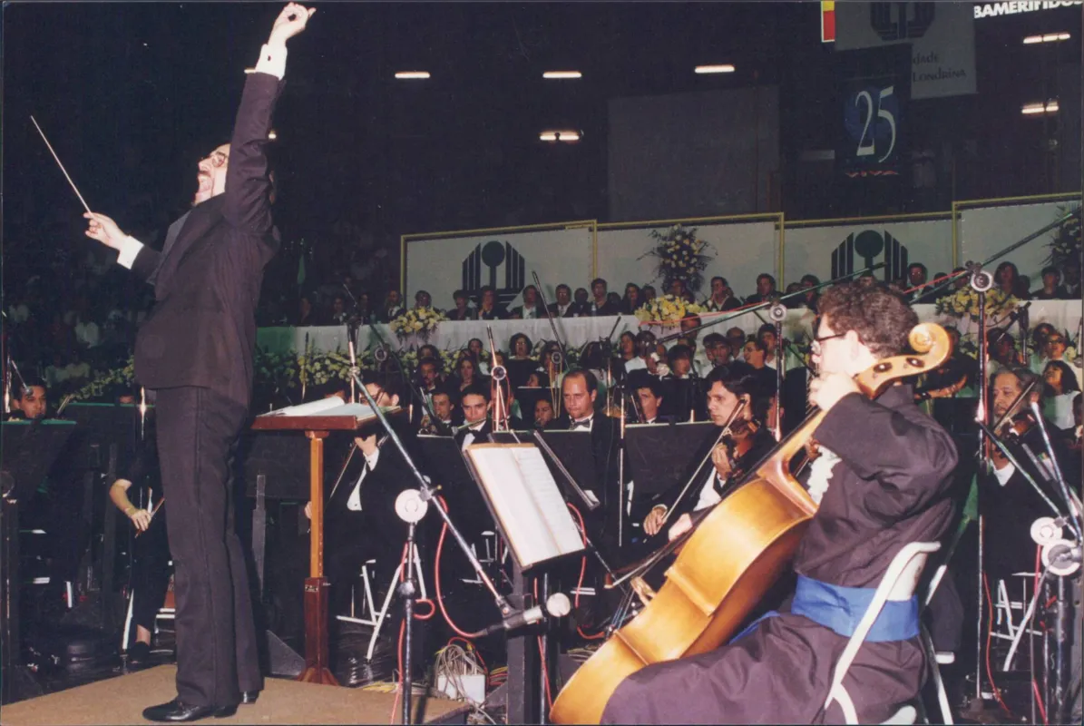 Norton Morozowicz, um maestro notório regendo a Osuel em cerimônia de formatura no Moringão, em 1996