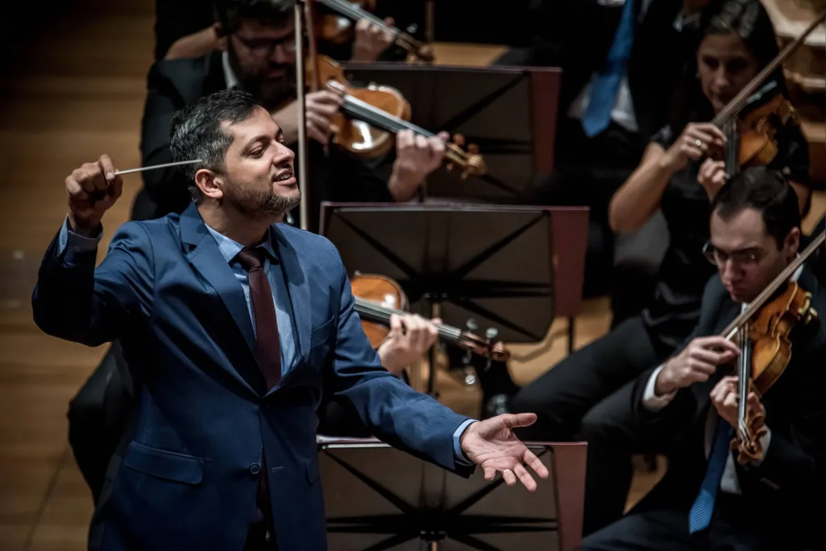 O maestro Rossini Parucci conduz a orquestra no último concerto da Temporada 2023