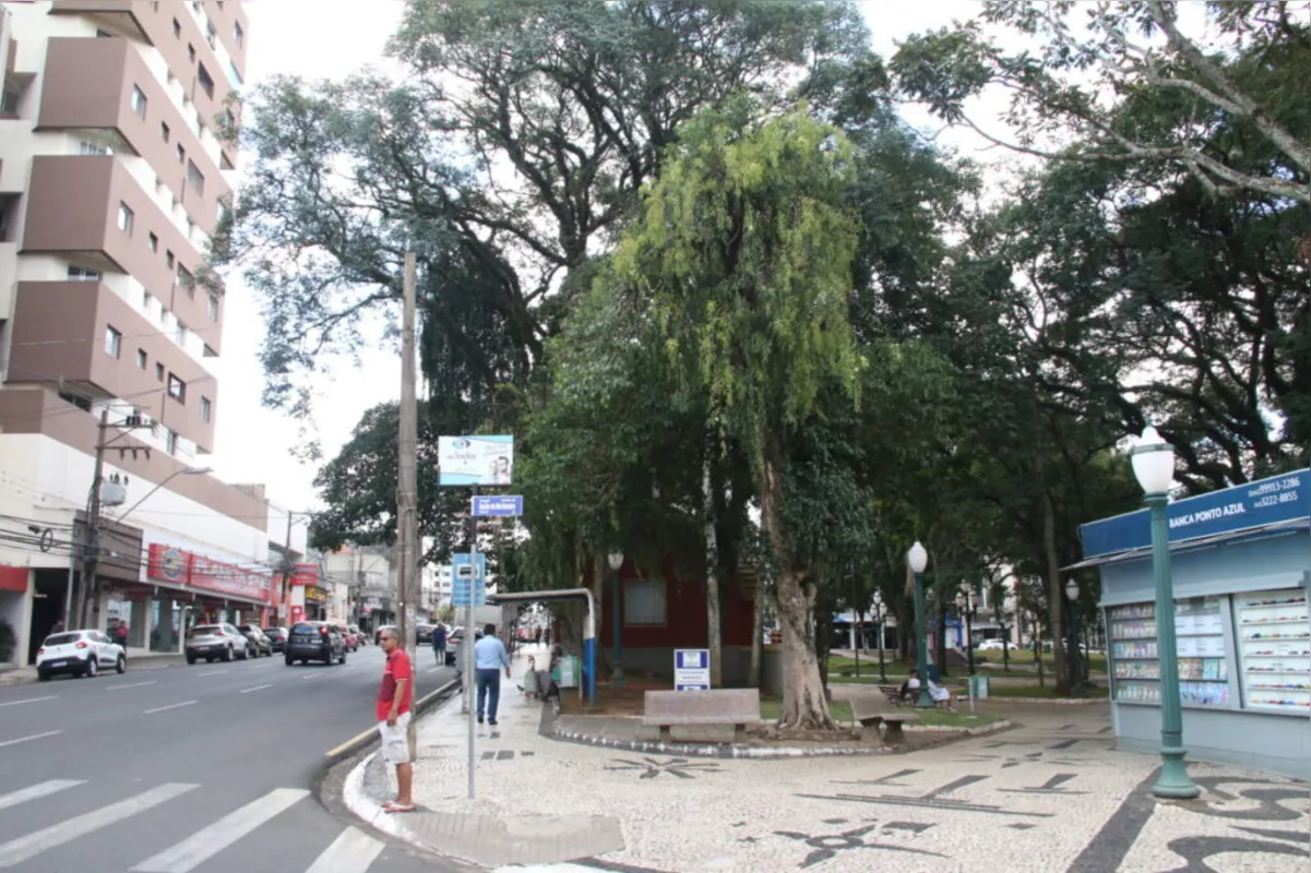 Imagem ilustrativa da imagem PG antes e depois: a praça nos tempos da cabine telefônica