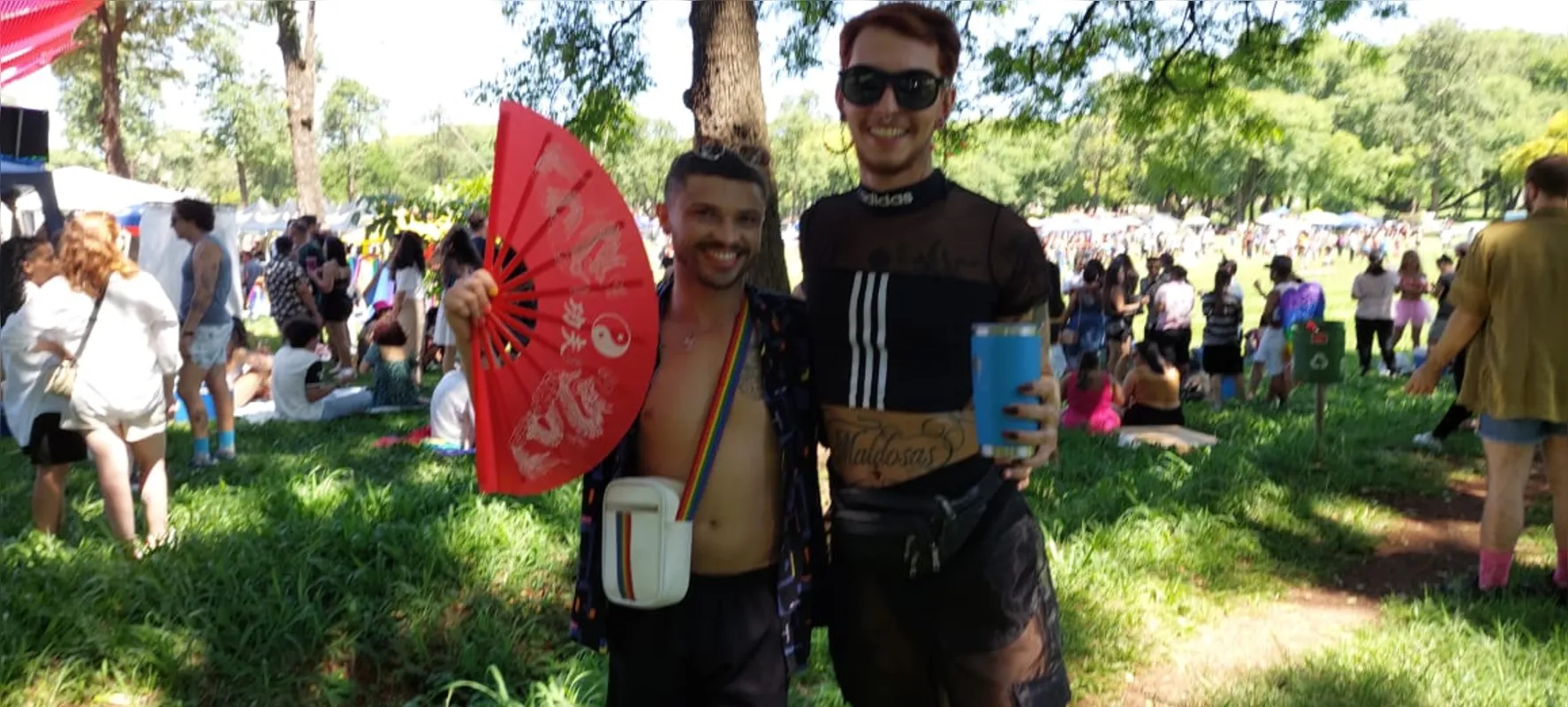 Os amigos Guilherme Mateus Santos e Lucas Krueger em mais uma edição do evento: para eles, a parada é uma forma de auxiliar o processo de aceitação dos gays