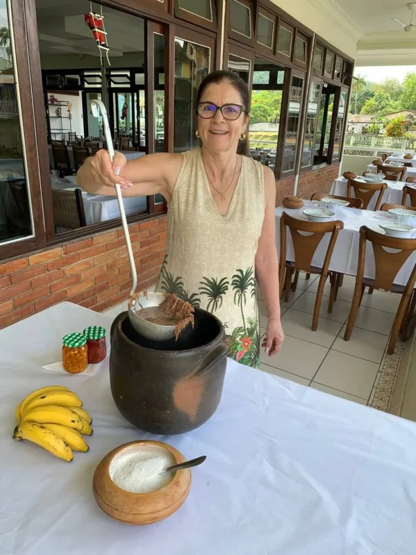 A empresária Tânia Laffitte relembra que o barreado é servido no restaurante desde 1972