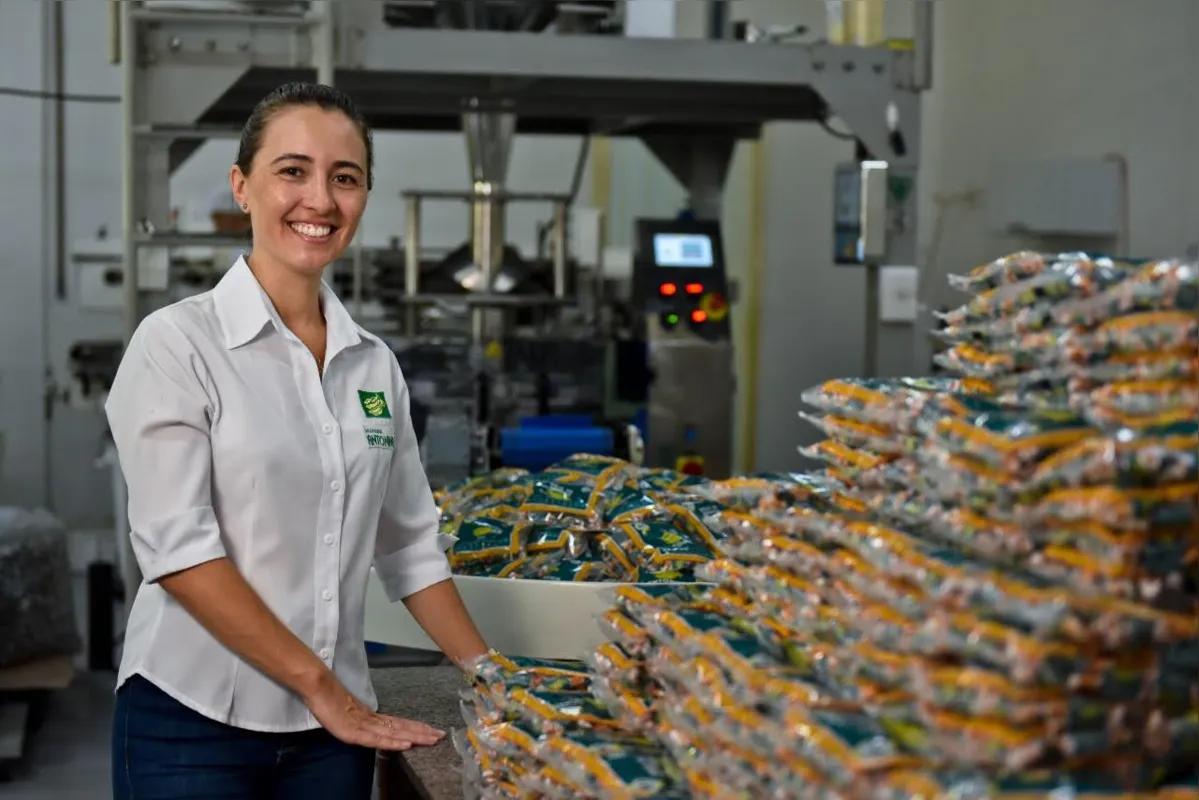 A empresária Rafaela Corrêa celebra a conquista da IG pelas balas de banana de Antonina há quase 3 anos