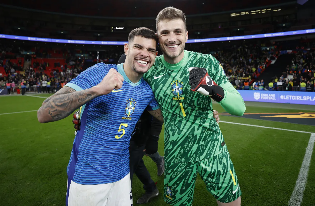 O goleiro Bento, ao lado do ex-atheticano Bruno Guimarães, retornou da seleção brasileira e reforça o Athletico Paranaense no confronto deste sábado contra o Maringá no Norte do Estado