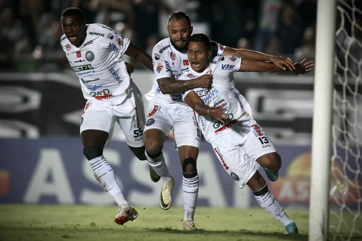 Jogadores do Operário comemoram o gol de Lucas Hipolito que levou o Fantasma para a semifinal do Paranaense