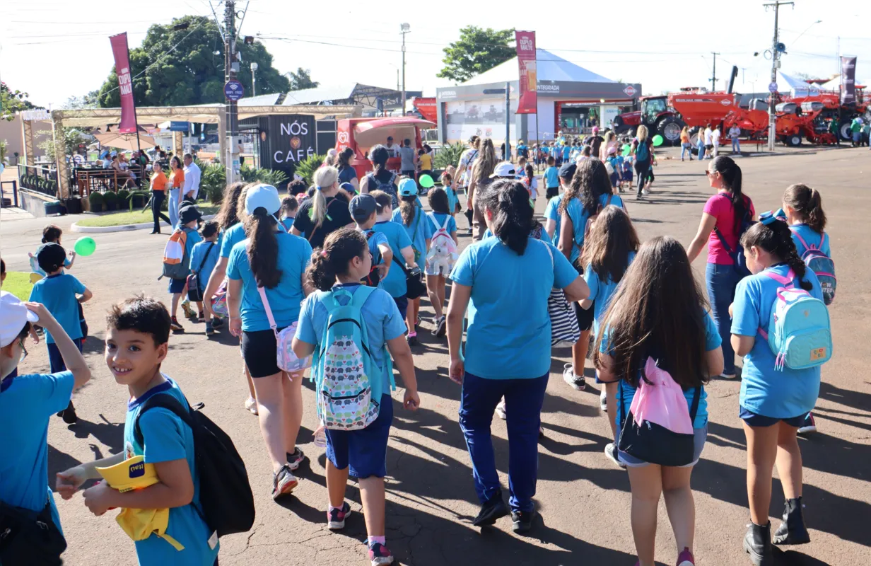 Alunos das escolas municipais na ExpoLondrina 2024, alguns foram pela primeira vez ao Parque Ney Braga