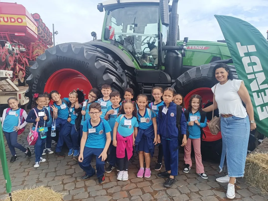 Alunos da EM Sônia Parreira Debei fizeram muitas perguntas sobre os maquinários agrícolas