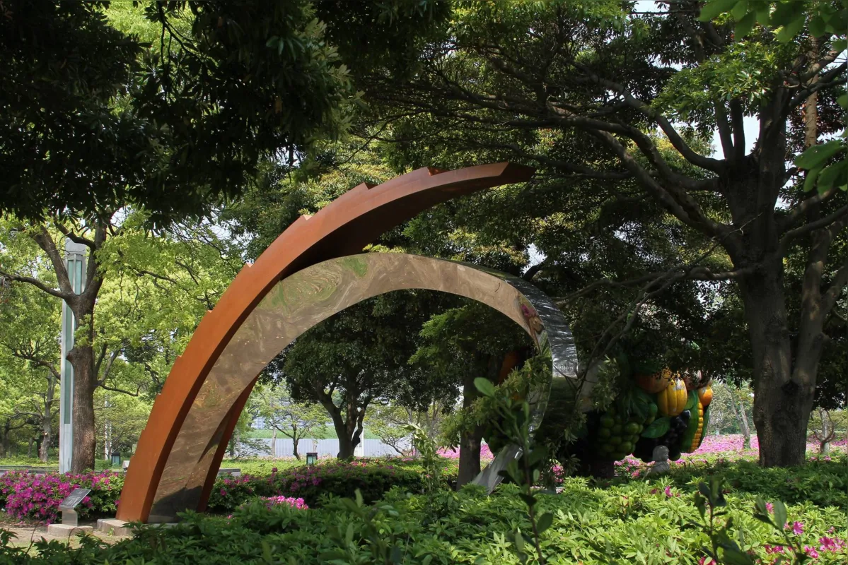 Obra do escultor japonês Yutaka Toyota, similar a uma já existente em seu país, integra o acervo do Parque Geminiani Momesso, em Ibiporã