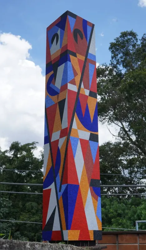 Escultura de Claudio Tozzi, com cerca de seis metros de altura, apresenta uma vibração cromática que encanta o espectador