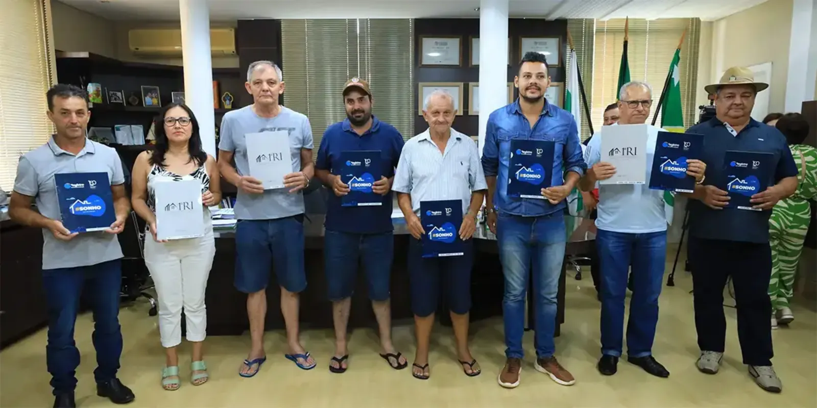 Imagem ilustrativa da imagem Pato Branco entrega de títulos de regularização fundiária a 21 famílias