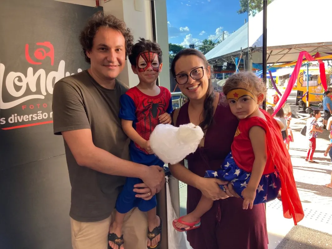 Bruna Bavia com o marido Roberth e os filhos Ravi e Alice: "Carnaval é para se conectar com a cultura popular"