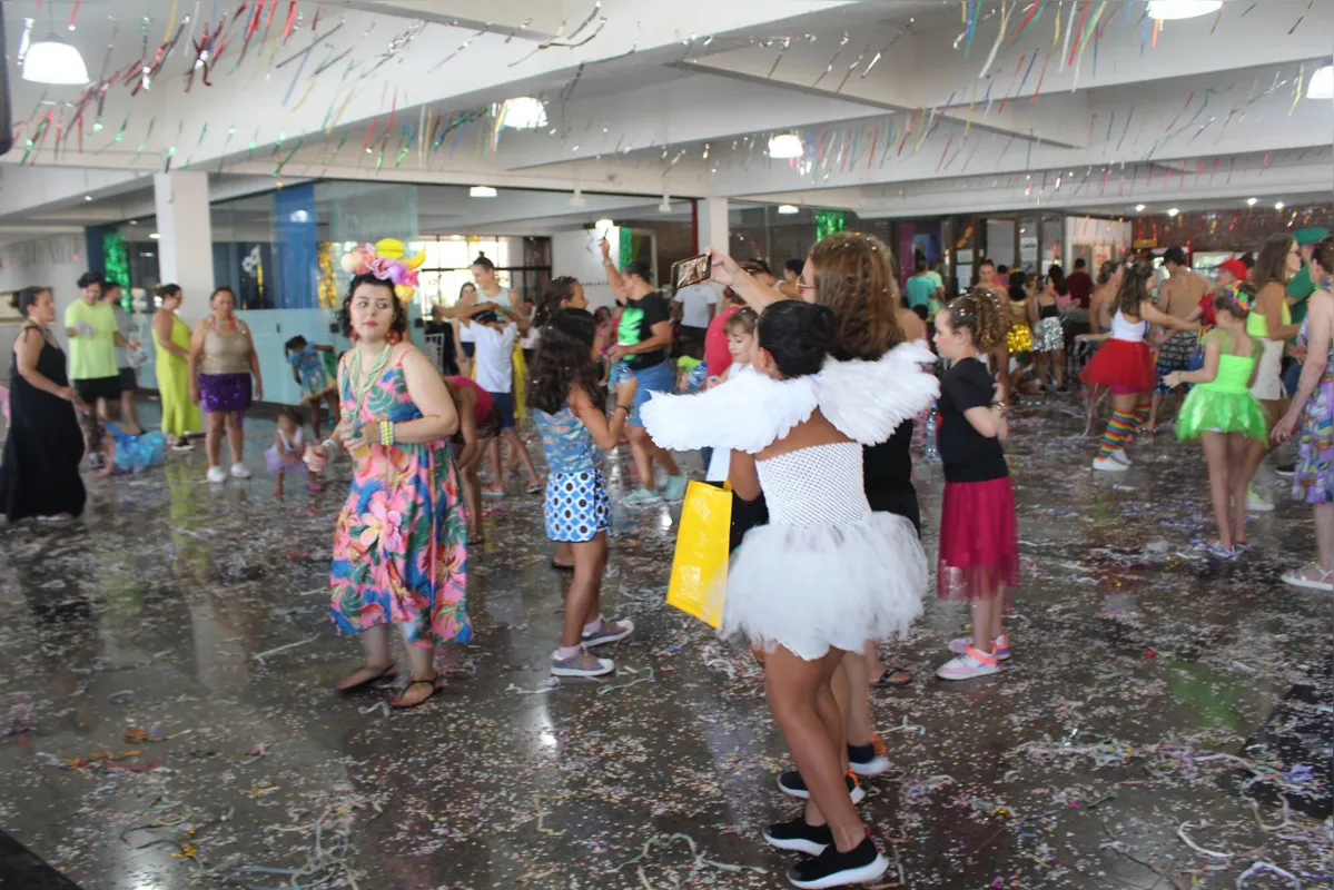 Sambistas mirins puseram os pezinhos no Iate Clube com muito confete no salão