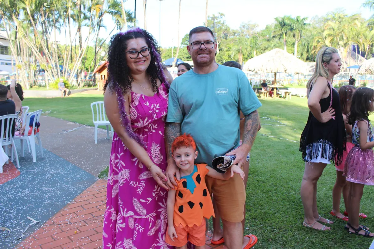 Marlon Boss curtiu a folia do Iate Clube com a esposa Larissa e o filho Frederico que gostou de vestir a fantasia