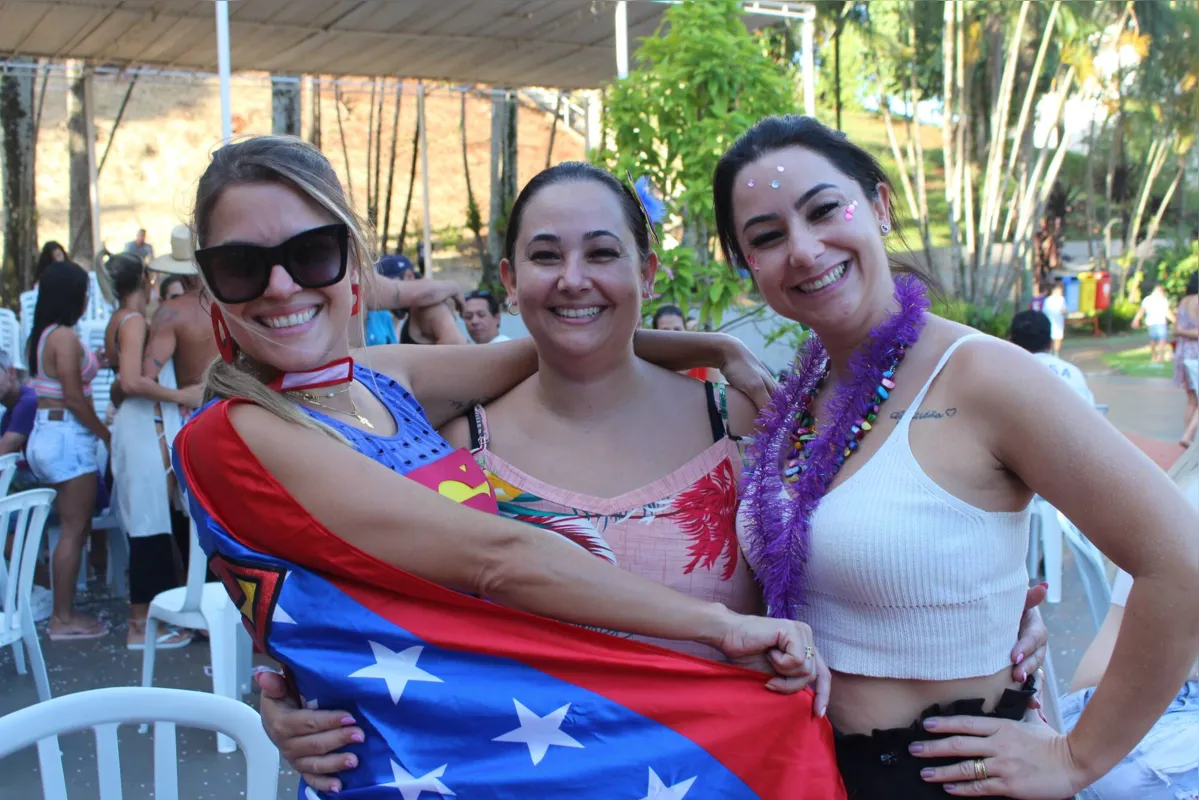 A professora Ana Elisa Duarte Matheus, fantasiada, com a família no Iate Clube: domingo de festa