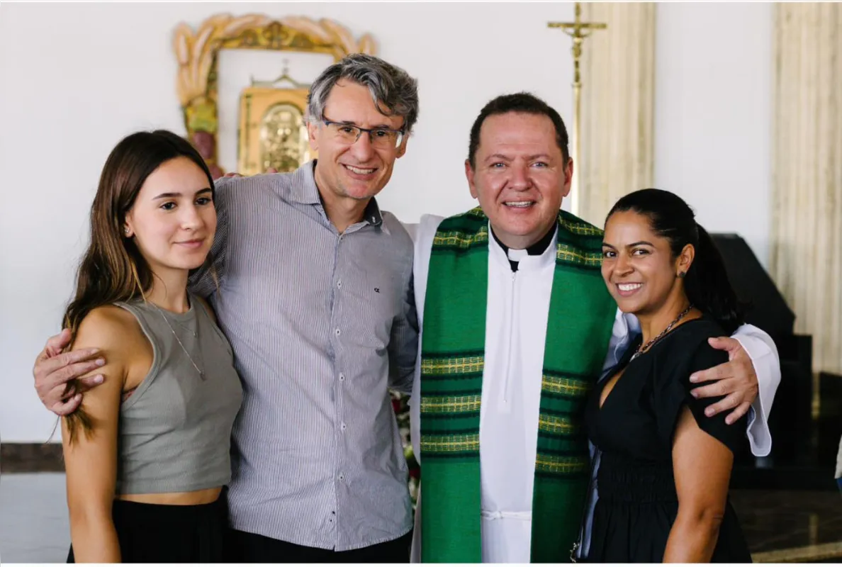 O padre   ladeado por Gustavo Niedziejko, Sandra Niedziejko e Giorgia Niedziejko