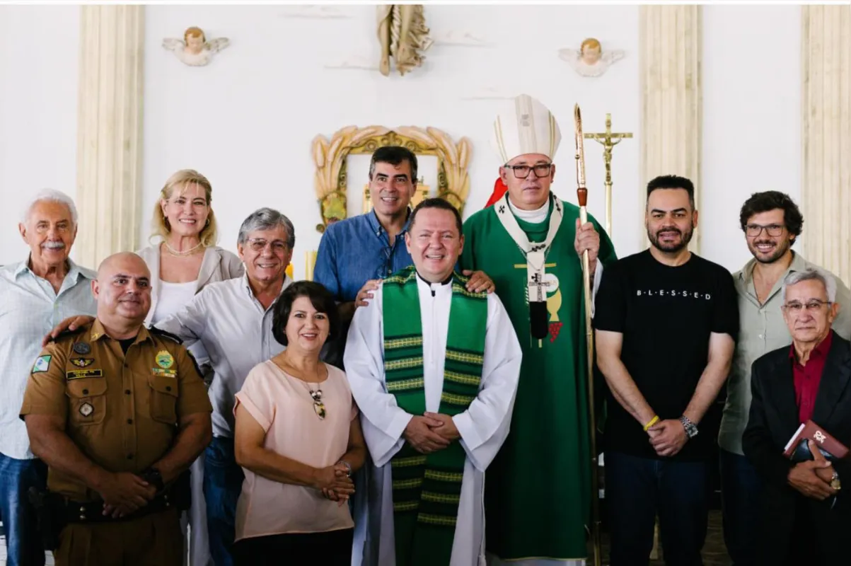 O padre empossado ao lado do prefeito Marcelo Belinati, do Arcebispo Dom Geremias Steinmetz  e das demais autoridades presentes