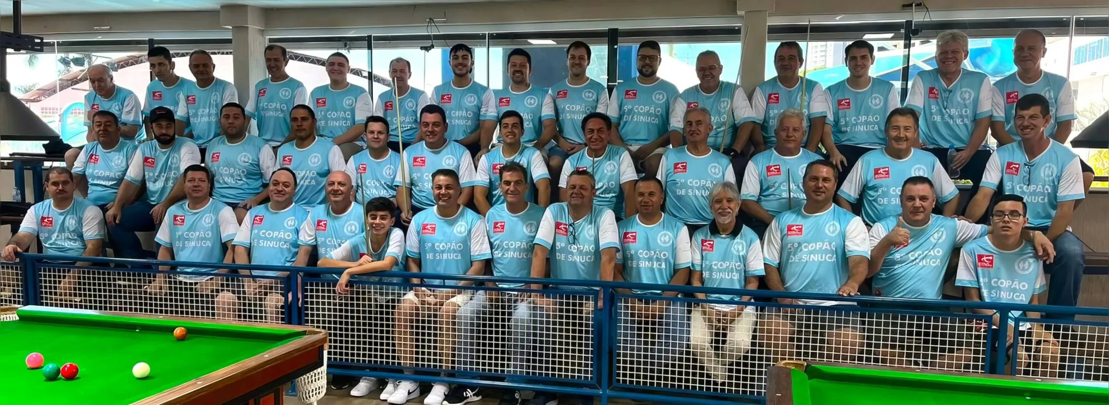 Os participantes reunidos da competição