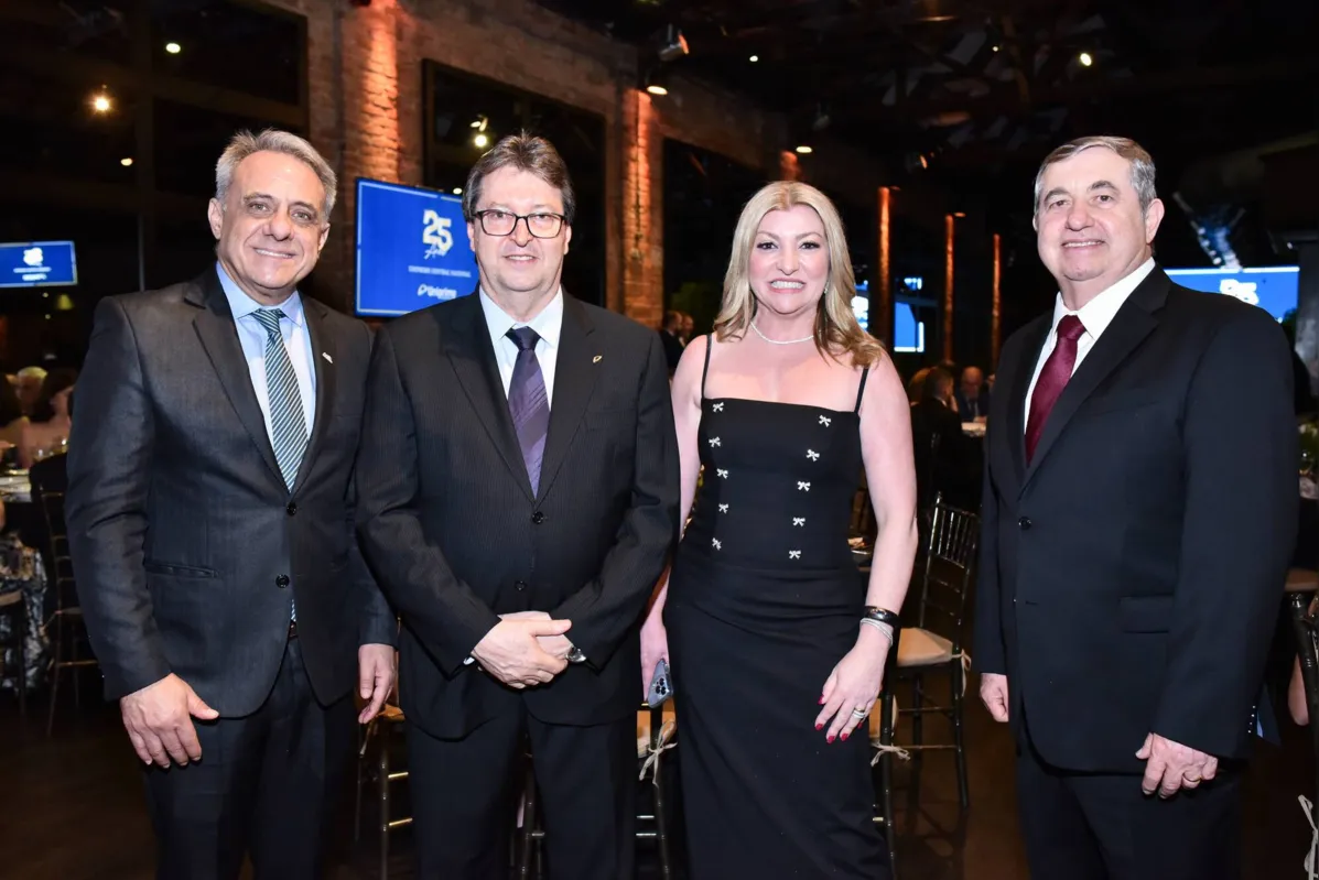 O presidente da Acil, Angelo Pamplona, com Dr. Orley Alvaro Campagnolo - Diretor-presidente da Uniprime Central Nacional, Dra. Vivian Feijó - Superintendente do HU/UEL e Dr. César Augusto Macedo de Souza - Diretor-vice-presidente da Uniprime Central Nacional